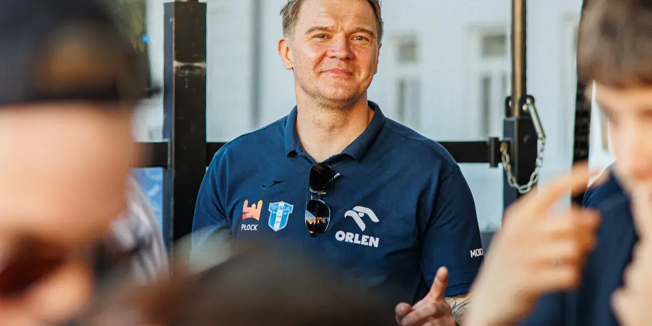 Uśmiechnięty Dawid Nilsson w granatowej koszulce z logo ORLEN i Wisły Płock.