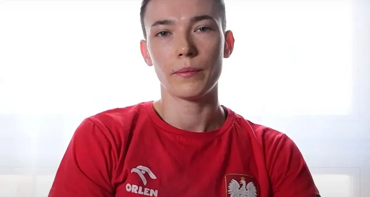 Młoda kobieta, Magda Balsam, w czerwonej koszulce z orłem i logiem Orlen.