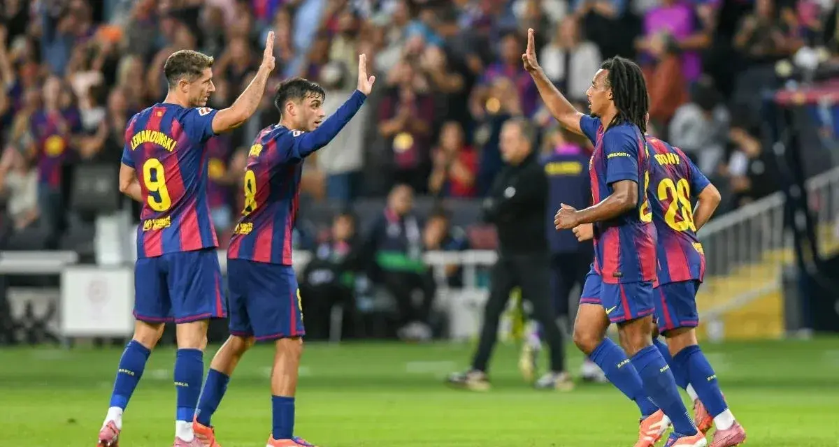 Piłkarze FC Barcelona, w tym Lewandowski, świętują zwycięstwo. Duma i radość na twarzach, to jest **vive Barcelona**!