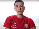 Młoda kobieta, Magda Balsam, w czerwonej koszulce z orłem i logiem Orlen.