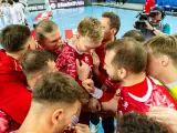 Piłkarze ręczni w czerwonych strojach świętują zwycięstwo. Emocje po meczu, a gdzieś w tle czeka mistrzostwa świata w piłce ręcznej terminarz.