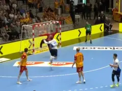 Piłkarz Wisły Płock w akcji w Lidze Mistrzów. Bramkarz broni rzut, a zawodnicy walczą o piłkę.