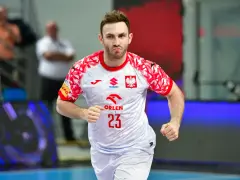 Piłkarz ręczny w koszulce z numerem 23 i godłem Polski biegnie na boisku. Sprawdź terminarz Mistrzostw Europy w piłce ręcznej!