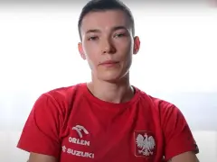 Młoda kobieta, Magda Balsam, w czerwonej koszulce z orłem i logiem Orlen.