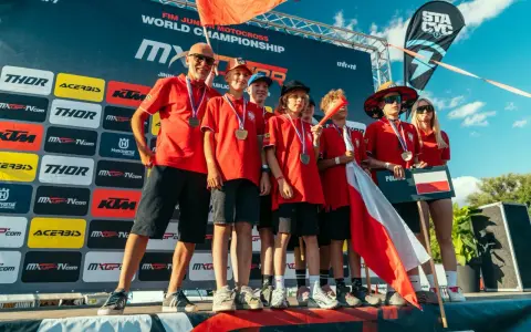 Bartosz Andrzejewski z młodymi motocyklistami na podium FIM Junior Motocross World Championship.