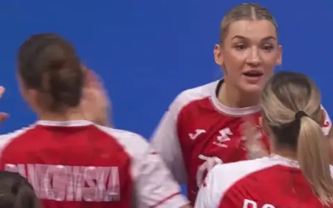 Piłkarki ręczne Polska Argentyna świętują zwycięstwo. Zawodniczki w biało-czerwonych strojach cieszą się z udanej akcji.