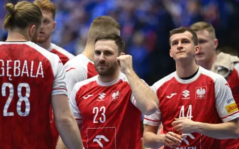 Piłkarze ręczni reprezentacji Polski w czerwonych strojach z orłem na piersi, gotowi do meczu z Włochami.