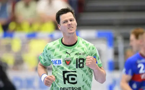 Hans Lindberg, zawodnik Füchse Berlin, w zielonej koszulce z numerem 18, cieszy się z udanej akcji.