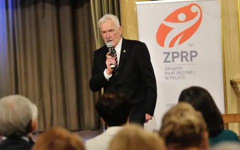 Zygfryd Kuchta przemawia do publiczności na tle banera ZPRP.