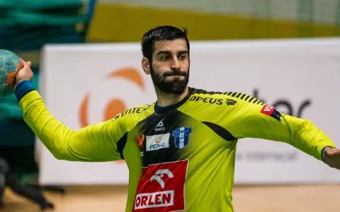 Rodrigo Corrales, bramkarz Wisły Płock, rzuca piłkę ręczną.