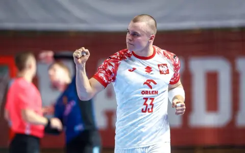 Jakub Szyszko, zawodnik z numerem 33 na koszulce, świętuje zdobycie punktu.