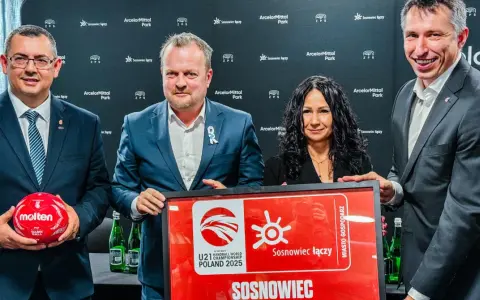 Grzegorz Mentel z partnerami prezentuje piłkę i planszę z logo Mistrzostw Świata U21 w Piłce Ręcznej 2025 w Sosnowcu.