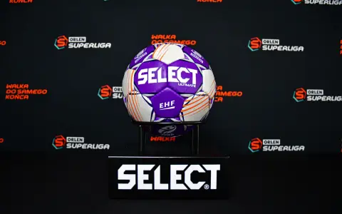 Piłka do piłki ręcznej Select Ultimate na tle logotypów ORLEN Superliga. Gotowa do walki do samego końca!