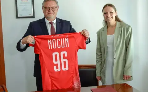 Dagmara Nocuń z dumą prezentuje koszulkę z numerem 96, symbolizującą jej sportowe osiągnięcia.
