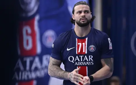 Elohim Prandi, zawodnik PSG, w koszulce z numerem 71, z tatuażami na ramionach.
