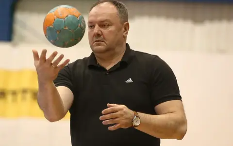 Rafał Malinowski, trener, rzuca piłką do ręcznej.
