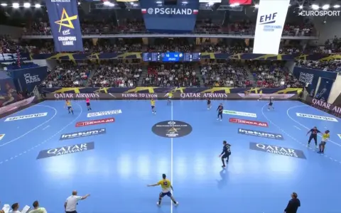 Mecz piłki ręcznej EHF Champions League, zawodnicy PSG walczą o zwycięstwo. Vive PSG!