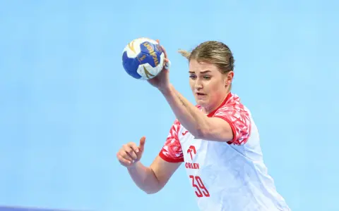 Natalia Nosek, zawodniczka Orlenu, w akcji z piłką do piłki ręcznej.