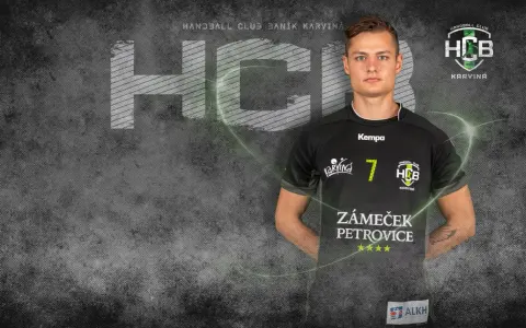 Młody zawodnik Artur Urbański w koszulce z numerem 7 klubu HCB Karviná.