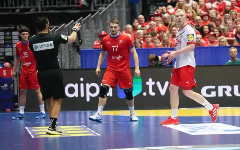 Daniel Reznicky w czerwonej koszulce z numerem 77 na boisku do piłki ręcznej.
