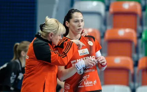 Wiktoria Jaroniewska w akcji podczas meczu piłki ręcznej. Trenerka udziela wskazówek zawodniczce.