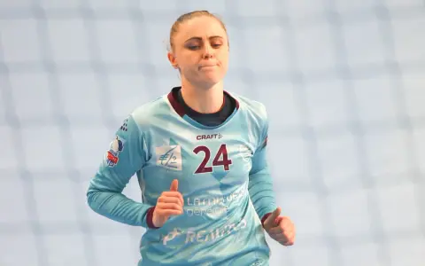 Adrianna Płaczek w akcji, z numerem 24 na koszulce, biegnie po boisku.