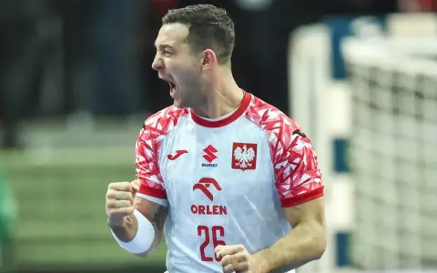 Krajewski w akcji, radość po zdobyciu bramki w meczu piłki ręcznej. Duma z orzełka na piersi.
