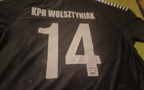 Czarna koszulka z napisem "KPR Wolsztyniak" i numerem 14.