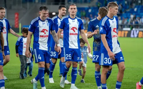 Piłkarze Wisły Płock w niebiesko-białych strojach, gotowi do rozgrywek.