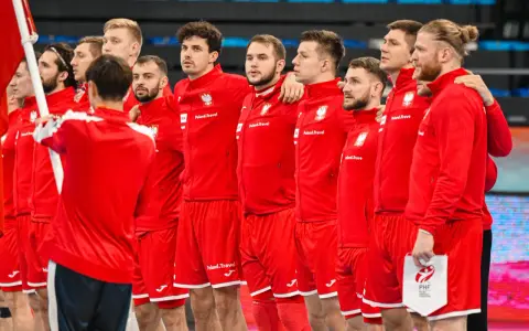 Drużyna piłki ręcznej Polski w czerwonych strojach, gotowa do meczu z Norwegią.