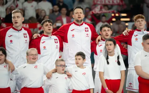 Drużyna Polski w piłce ręcznej, w tym młodzi fani, gotowa na mistrzostwa.