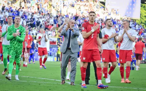 Piłkarze reprezentacji Polski po losowaniu mistrzostw Europy, w geście szacunku dla kibiców, klaszczą na murawie.