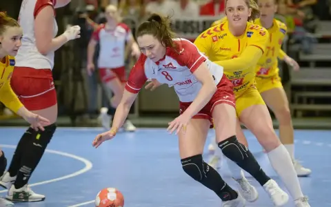 Piłkarki ręczne w akcji. Zacięta walka o piłkę, jak w każdym meczu, gdzie ważny jest każdy punkt. Sprawdź piłka ręczna terminarz Polska!
