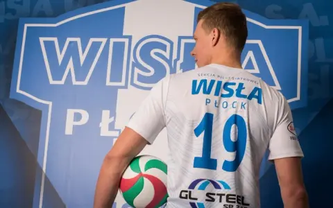 Krzysztof Kisiel, siatkarz Wisły Płock, z piłką w ręku.