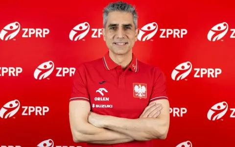 Trenerzy reprezentacji Polski w piłce ręcznej, w tym nowy selekcjoner, pozują na tle czerwonej ściany z logo ZPRP.
