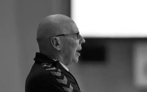 Edward Jankowski, starszy mężczyzna w okularach, mówi z otwartymi ustami.