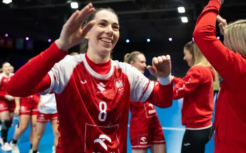 Radosna zawodniczka w koszulce z numerem 8 świętuje sukces w finale piłki ręcznej.