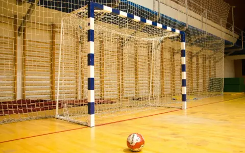 Piłka ręczna inaczej? Bramka na hali sportowej czeka na akcję.