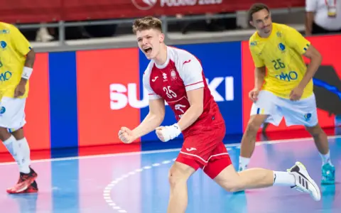 Radosny Bartosz Polak w czerwonej koszulce z numerem 35 świętuje zdobycie bramki.