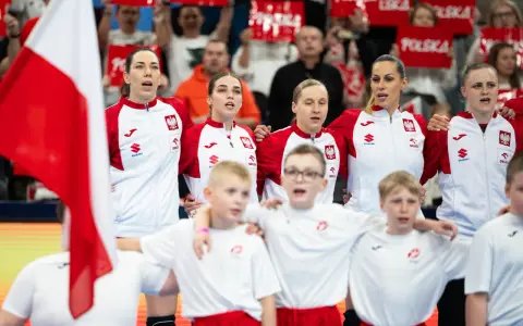 Drużyna Polski podczas mistrzostw Europy w piłce ręcznej kobiet. Kibice z transparentami "Polska" dopingują zawodniczki.