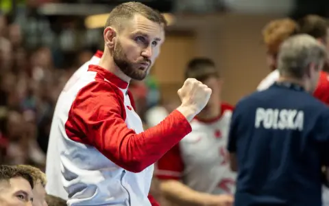 Michał Daszek, z zaciętą miną i zaciśniętą pięścią, kibicuje swojej drużynie.