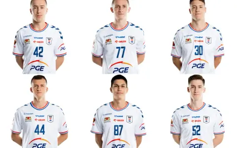 Sześciu zawodników w białych koszulkach z numerami 42, 77, 30, 44, 87, 52. Jakub Skrzyniarz mógłby być jednym z nich.
