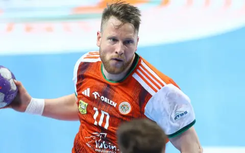 Piłkarz ręczny z pomarańczową koszulką i fioletową piłką. Sprawdź superliga#piłka ręczna terminarz, by poznać daty meczów.