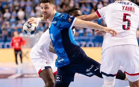 Piłkarz Wisły Płock w akcji przeciwko PSG. Zawodnik w niebieskiej koszulce z piłką w ręku, gotowy do rzutu.