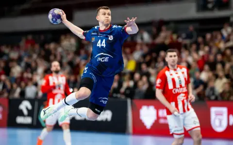 Piłkarz ręczny w skoku, z piłką w dłoni, podczas jednego z emocjonujących gwardia opole mecze.