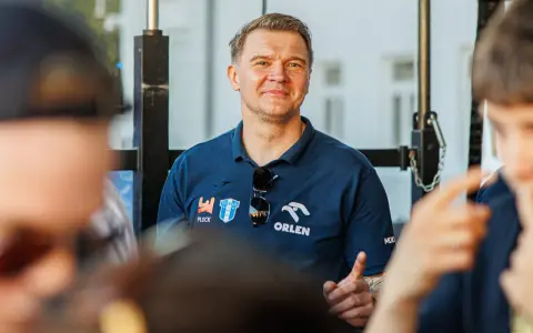 Uśmiechnięty Dawid Nilsson w granatowej koszulce z logo ORLEN i Wisły Płock.