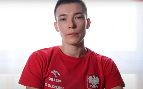 Młoda kobieta, Magda Balsam, w czerwonej koszulce z orłem i logiem Orlen.