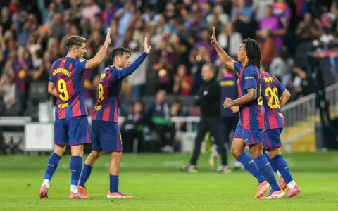 Piłkarze FC Barcelona, w tym Lewandowski, świętują zwycięstwo. Duma i radość na twarzach, to jest **vive Barcelona**!