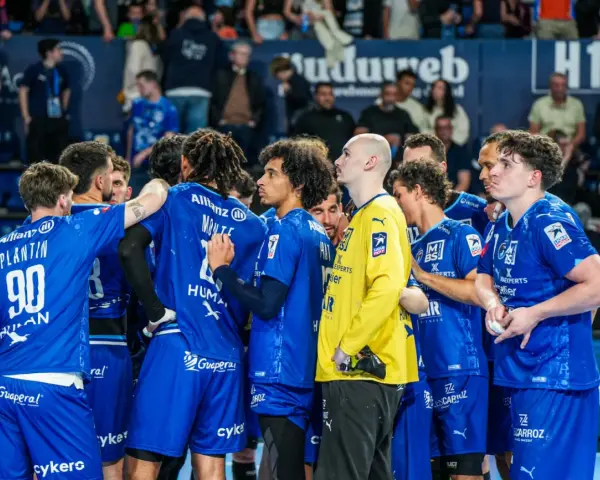 Drużyna Montpellier Handball w niebieskich strojach, skupiona przed meczem.