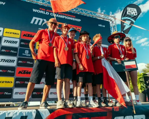 Bartosz Andrzejewski z młodymi motocyklistami na podium FIM Junior Motocross World Championship.